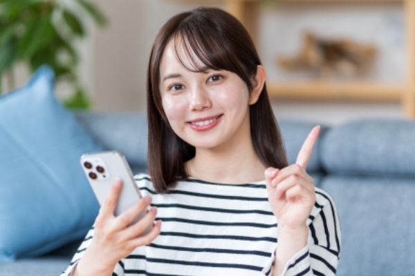 スマホで申し込む女性