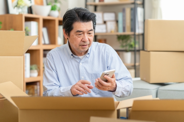 本をまとめる男性