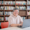 書斎にいる男性