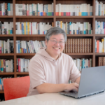 書斎にいる男性