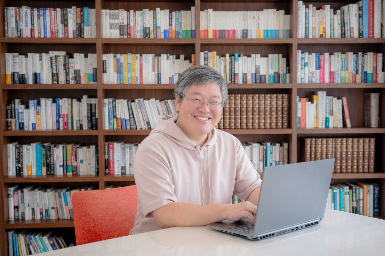書斎にいる男性