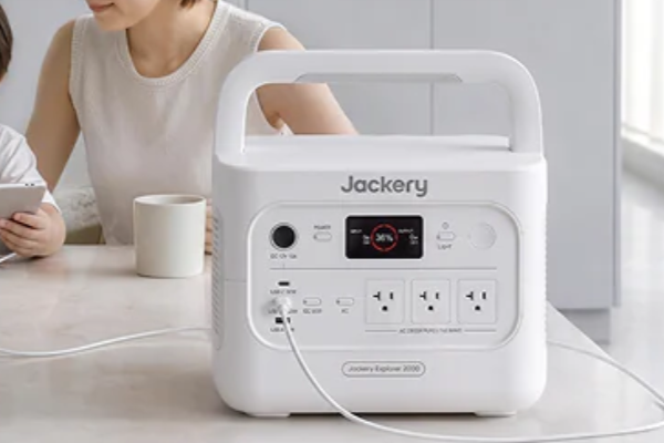 Jackery2000Newホワイトカラー