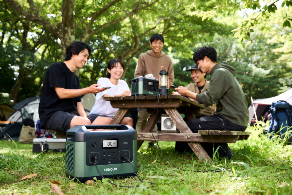 キャンプ場でEENOURのポータブル電源を使うイメージ画像